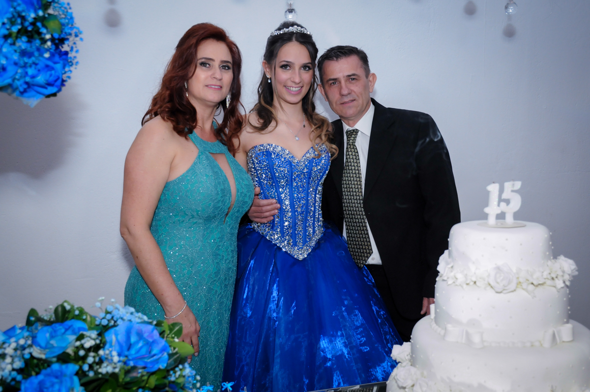 pose para foto da aniversariante com os pais no Buffet Marília's São Paulo