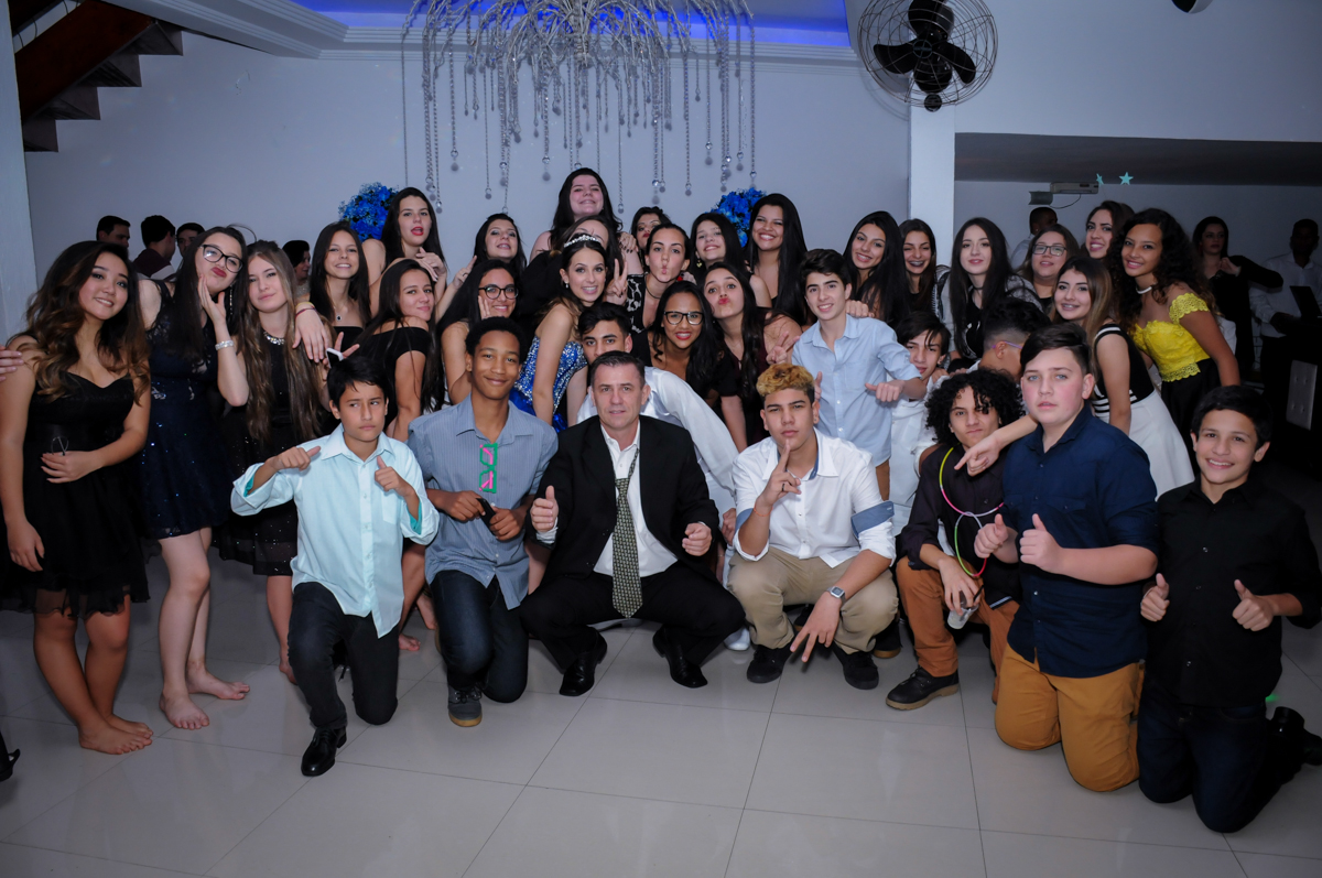 foto de toda turma na festa de 15 anos no Buffet Marília's São Paulo