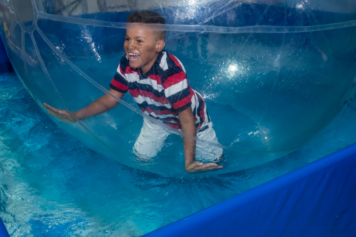 mais amigos se diverte nos brinquedos do buffet