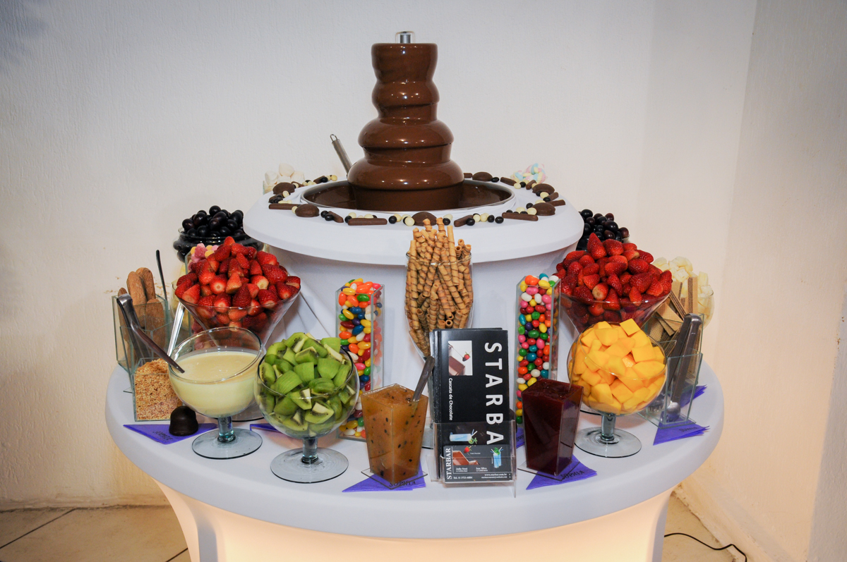 mesa de frutas e chocolate no Buffet Fábrica da Alegria Osasco, São Paulo