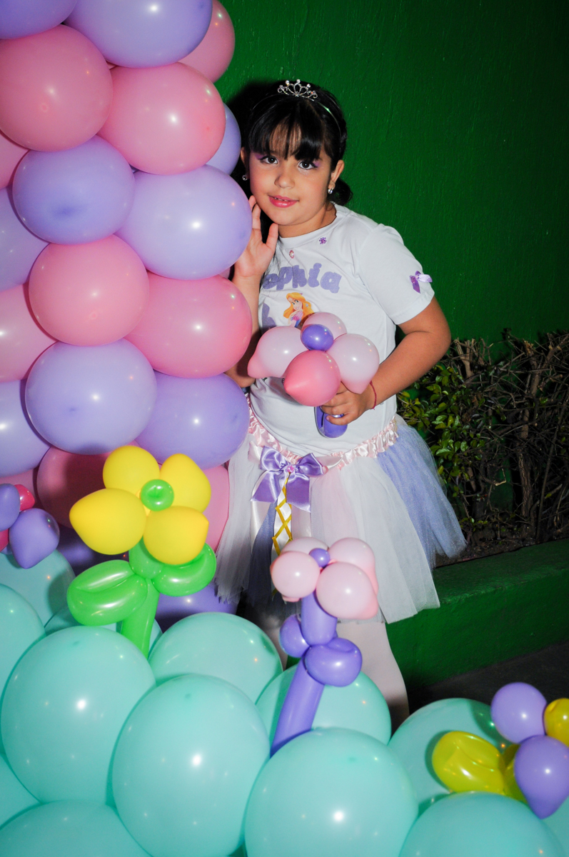 mais fotos da aniversariante no arco de bexigas no Buffet Fábrica da Alegria Osasco, São Paulo