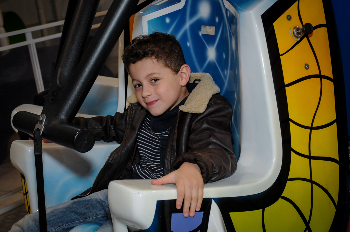 amiguinho brinca no brinquedo elevador no Buffet Fábrica da Alegria Osasco, São Paulo