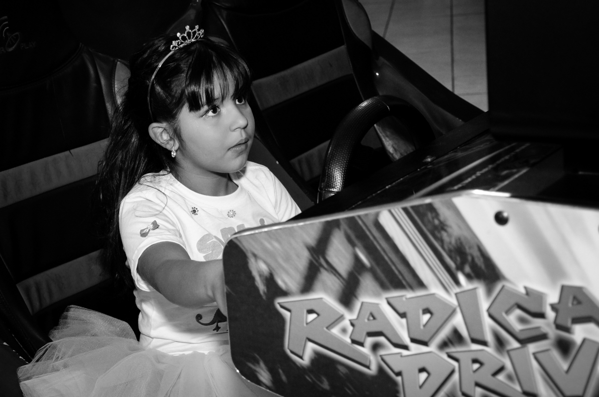 aniversariante brinca no carrinho de corrida no Buffet Fábrica da Alegria Osasco, São Paulo