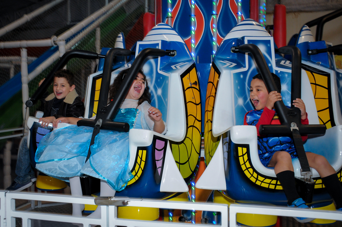 muita bagunça no brinquedo elevador no Buffet Fábrica da Alegria Osasco, São Paulo