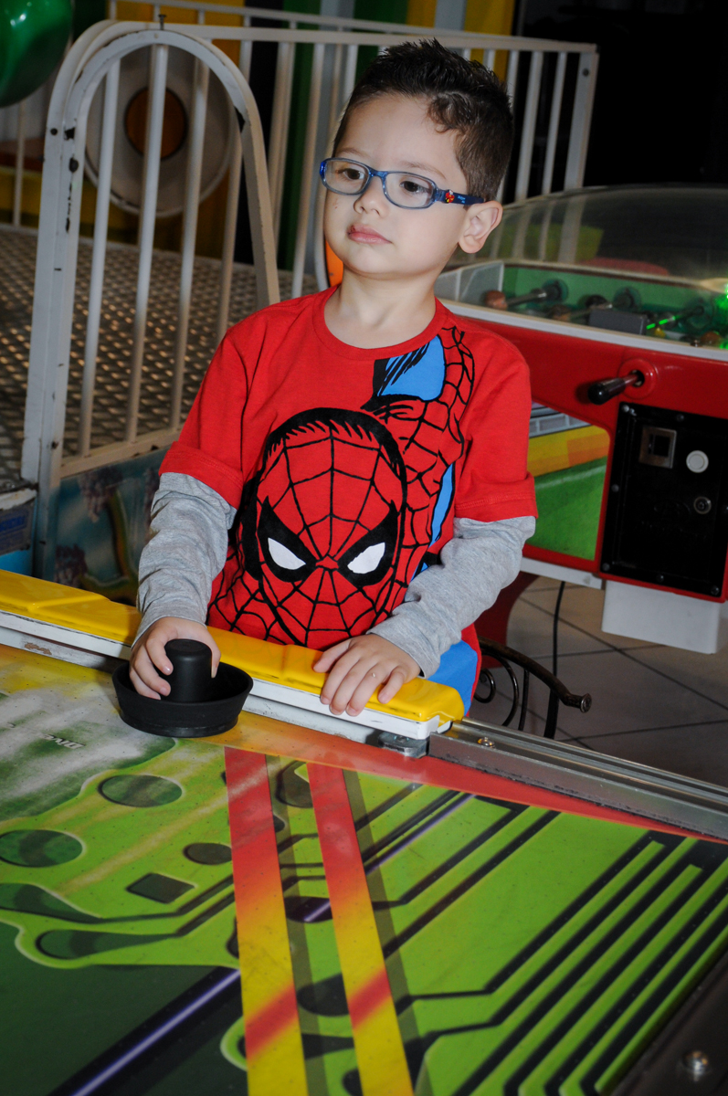 amiguinho brincando com futebol de mesa no Buffet Fábrica da Alegria Osasco, São Paulo