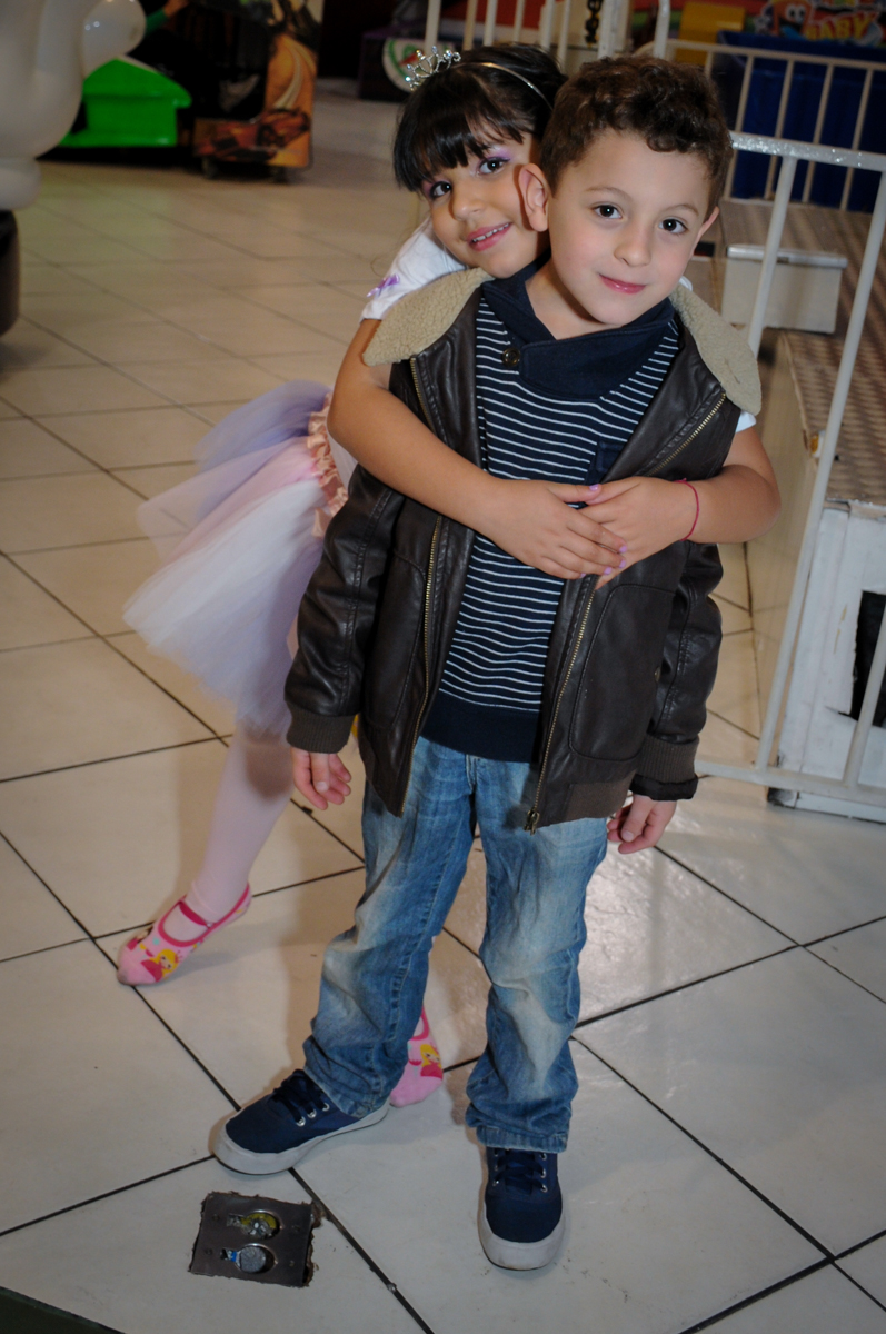 abraço gostoso do amiguinho na aniversariante no Buffet Fábrica da Alegria Osasco, São Paulo