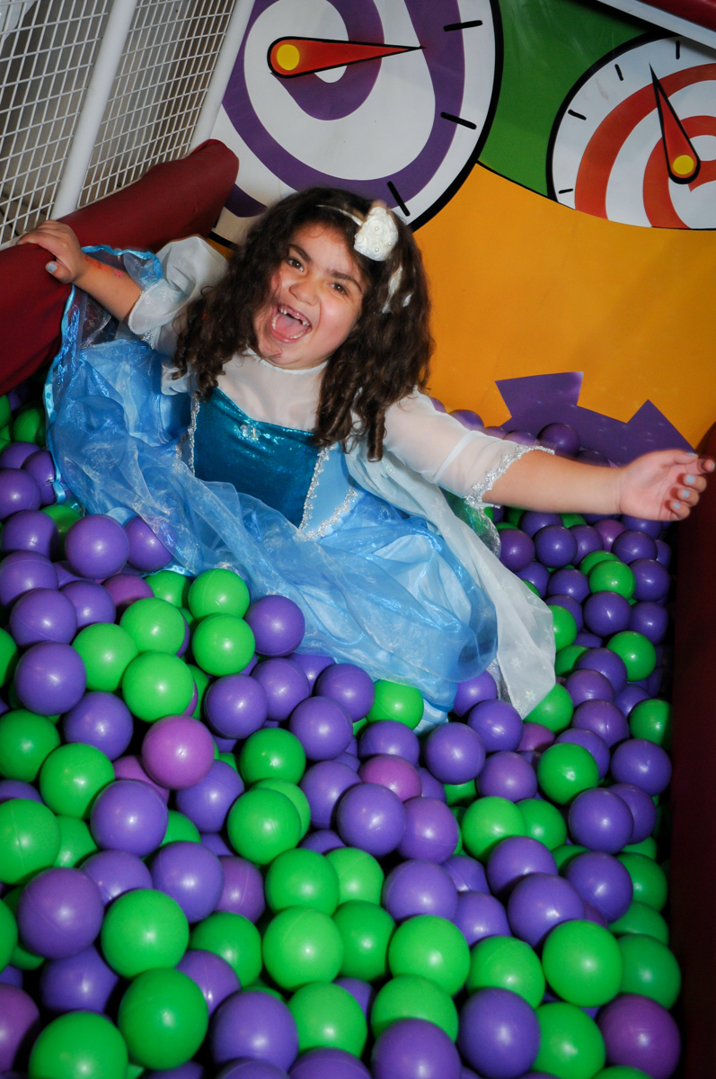 brincando na piscina de bolinha no Buffet Fábrica da Alegria Osasco, São Paulo