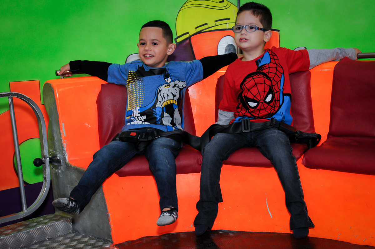 as crianças se diverte no labamba no Buffet Fábrica da Alegria Osasco, São Paulo