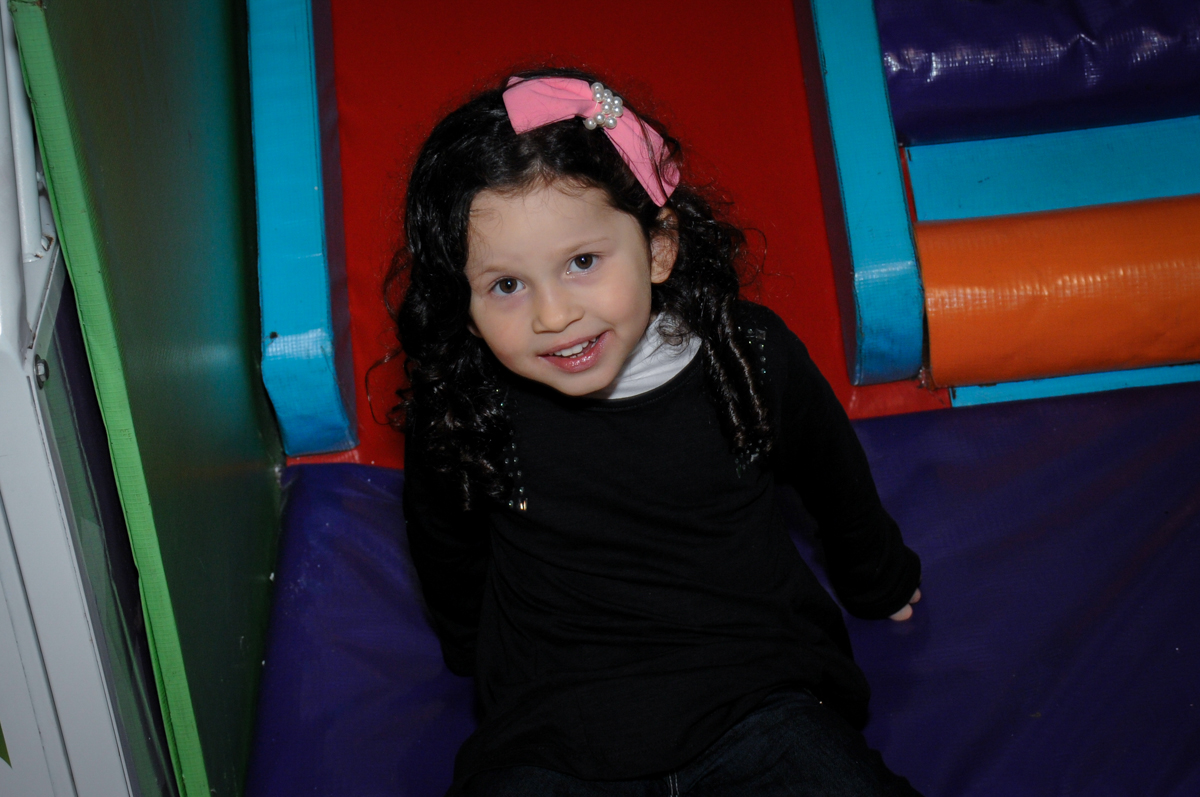 amiguinha feliz na festa de aniversário da sophia no Buffet Fábrica da Alegria Osasco, São Paulo