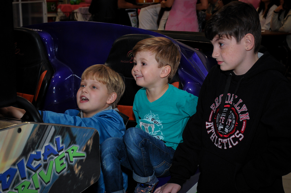 brincadeiras no carrinho de corrida no Buffet Fábrica da Alegria Osasco, São Paulo