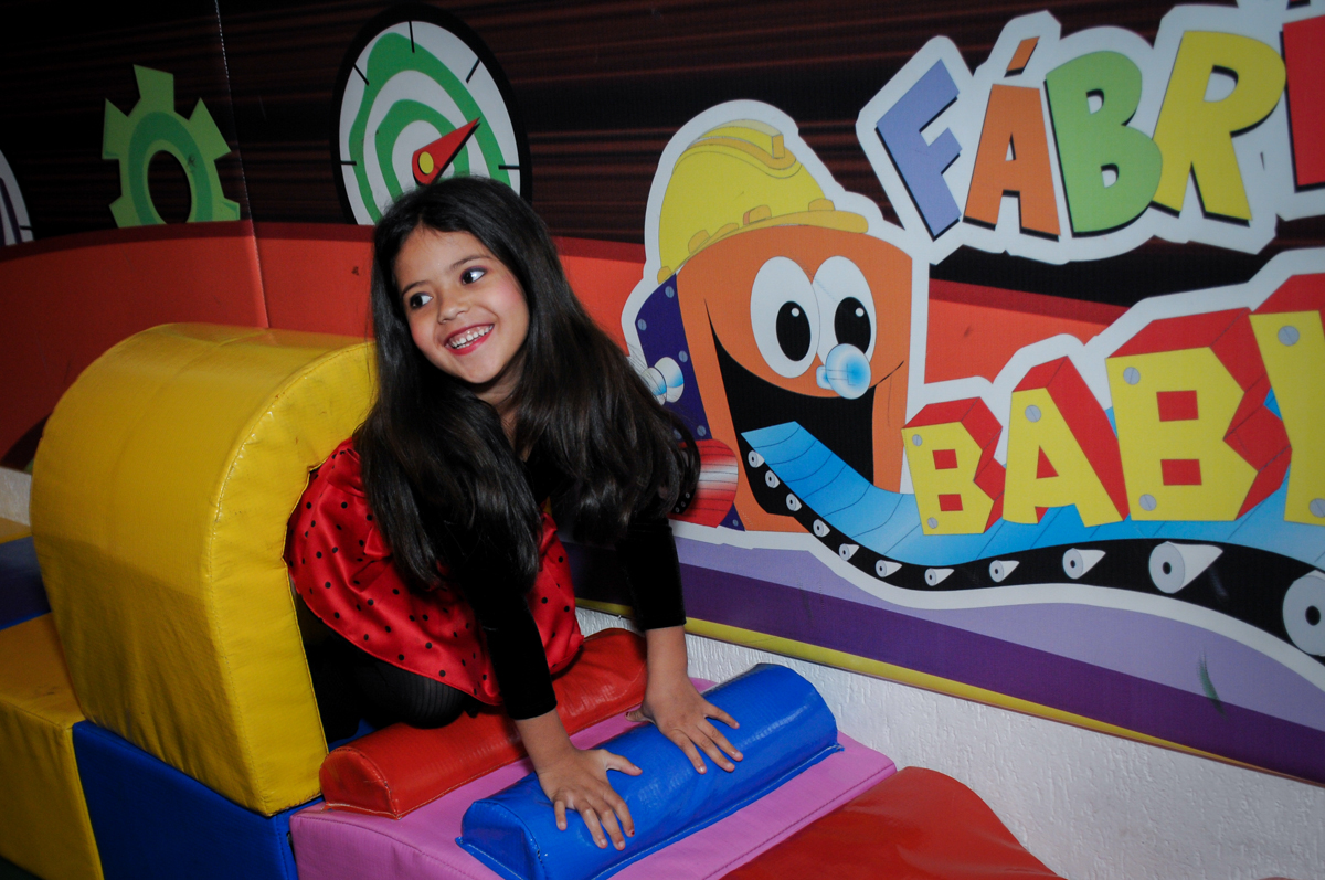 brincando na área baby no Buffet Fábrica da Alegria Osasco, São Paulo