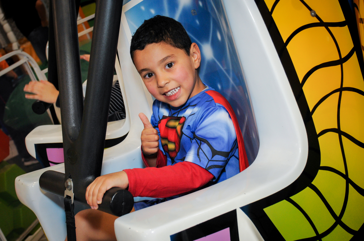 foto no brinquedo elevador no Buffet Fábrica da Alegria Osasco, São Paulo