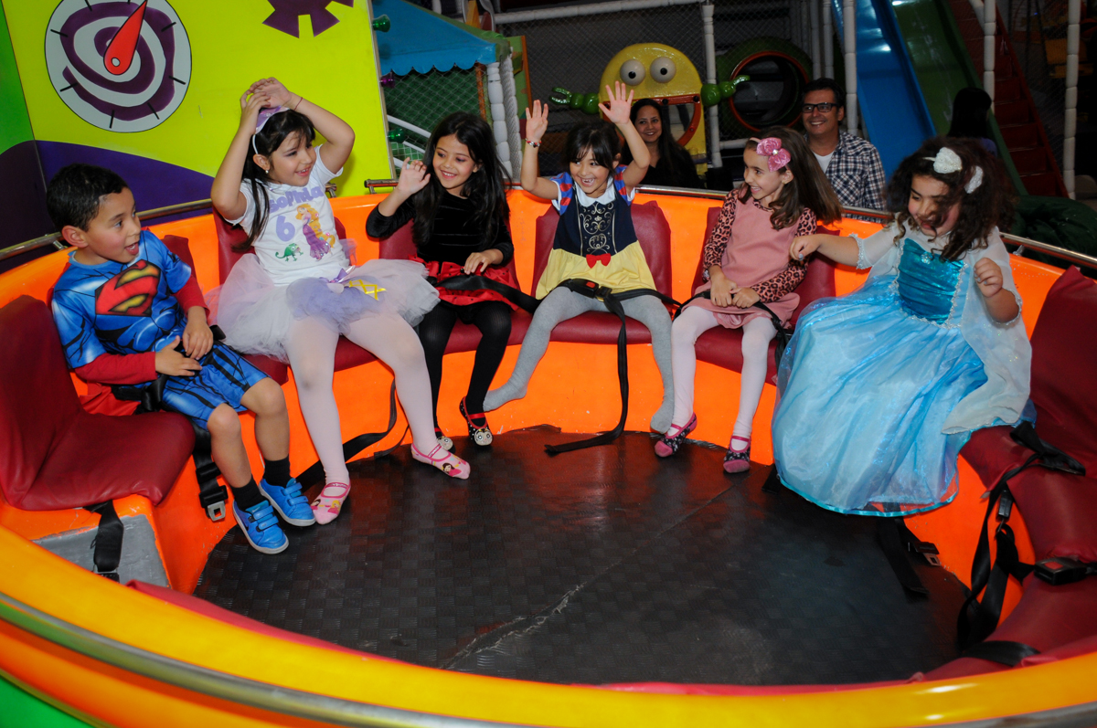 Muita alegria na festa de aniversário da sophia brincando no labamba no Buffet Fábrica da Alegria Osasco, São Paulo