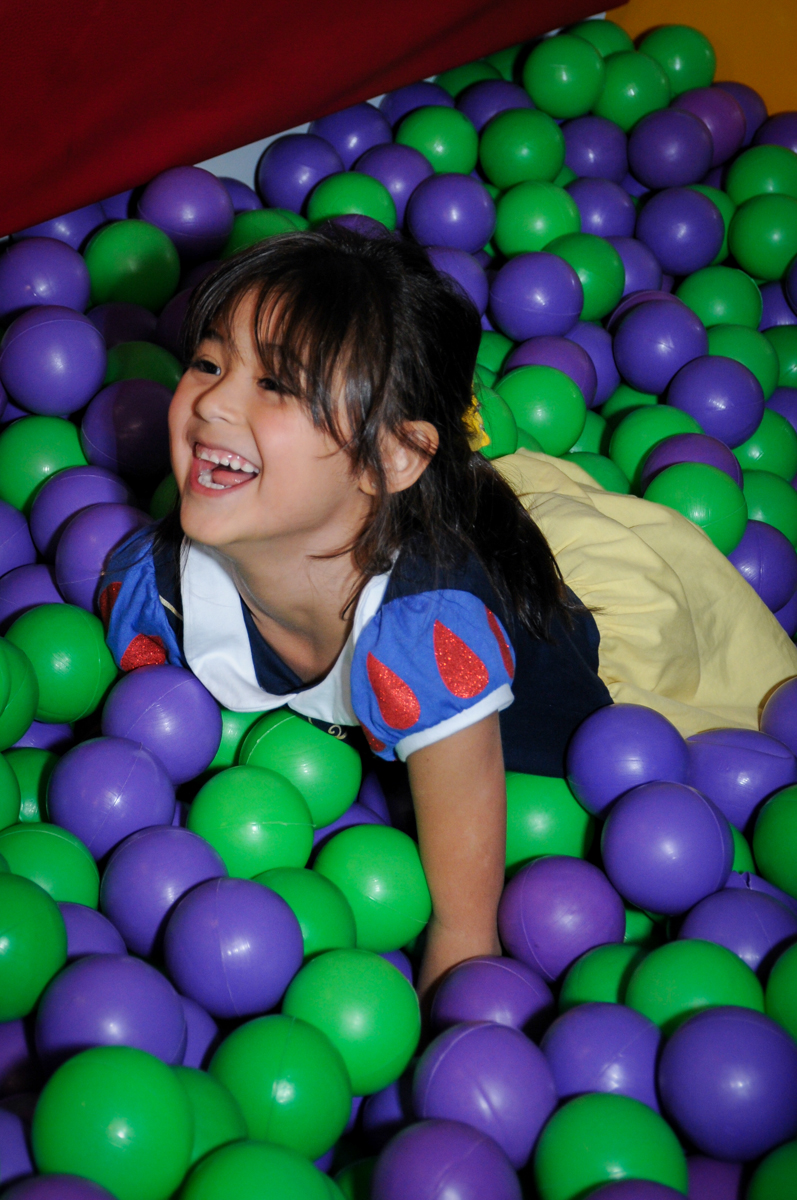 cair na piscina de bolinha é muito bom no Buffet Fábrica da Alegria Osasco, São Paulo