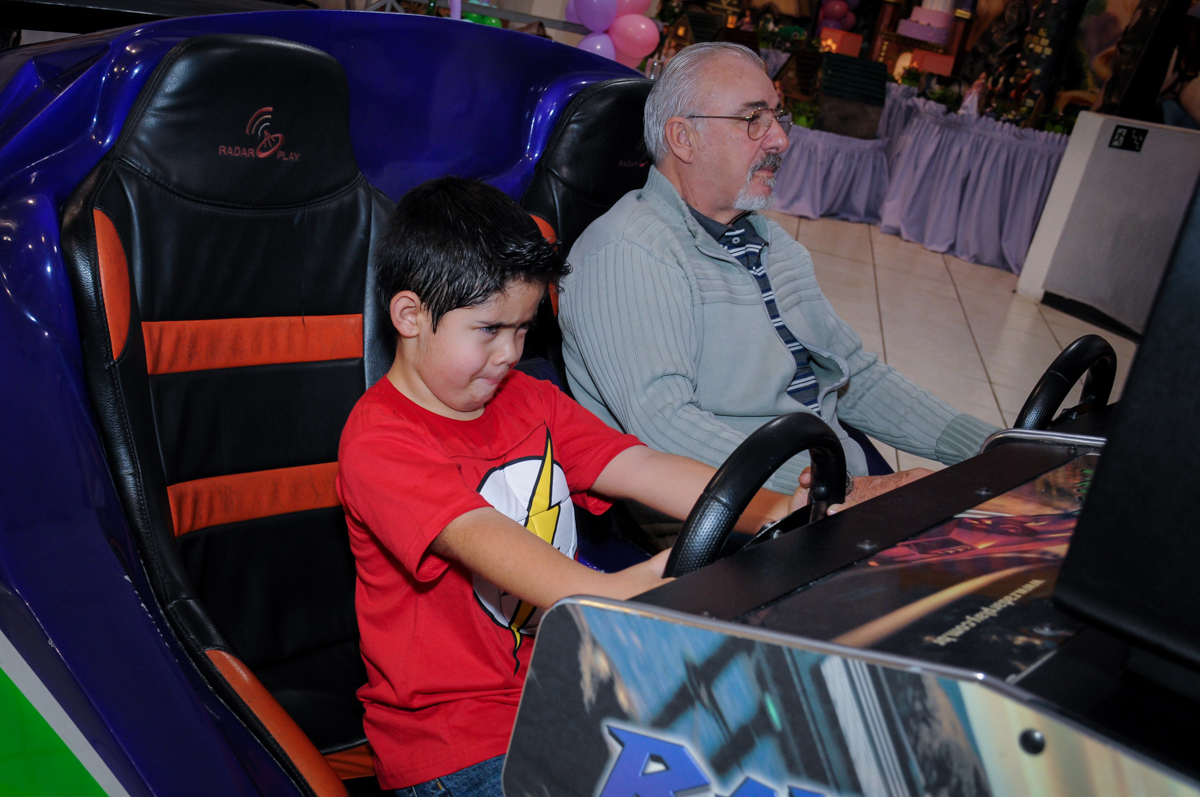 dirigindo o carrinho de corrida no Buffet Fábrica da Alegria Osasco, São Paulo