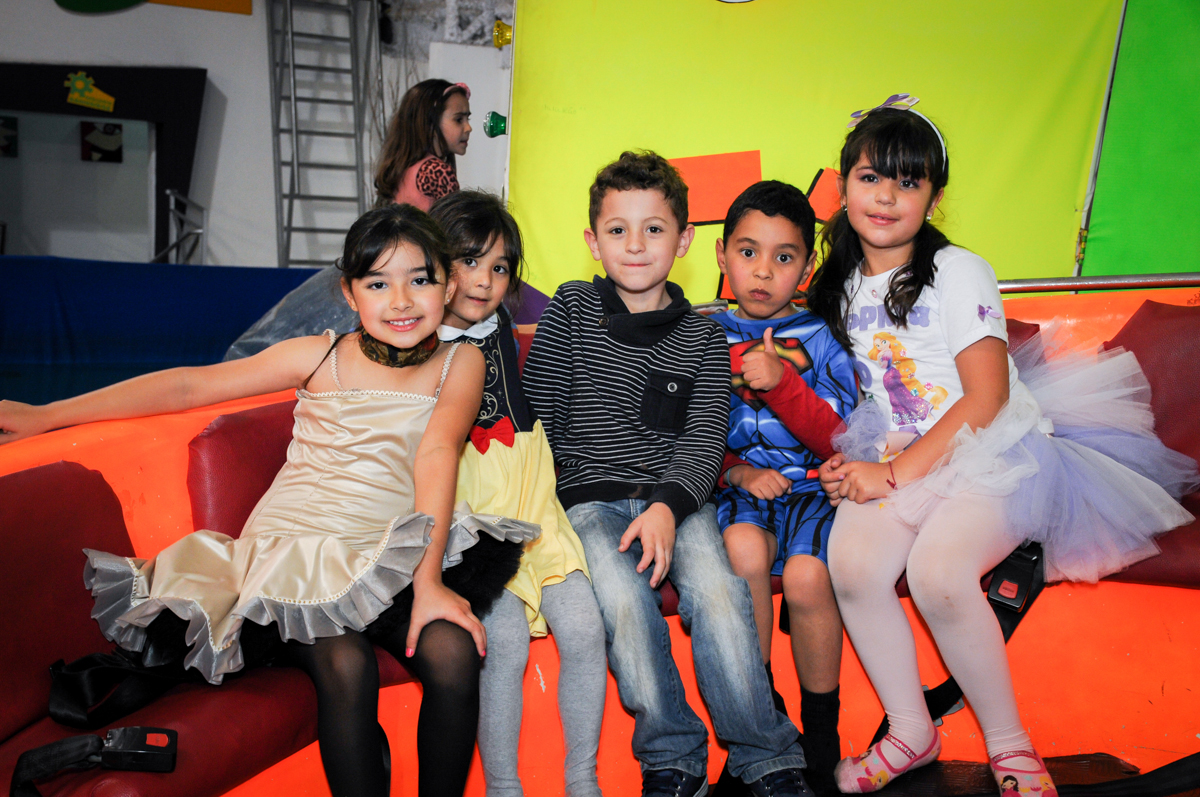 foto da turma na festa da sophia no Buffet Fábrica da Alegria Osasco, São Paulo