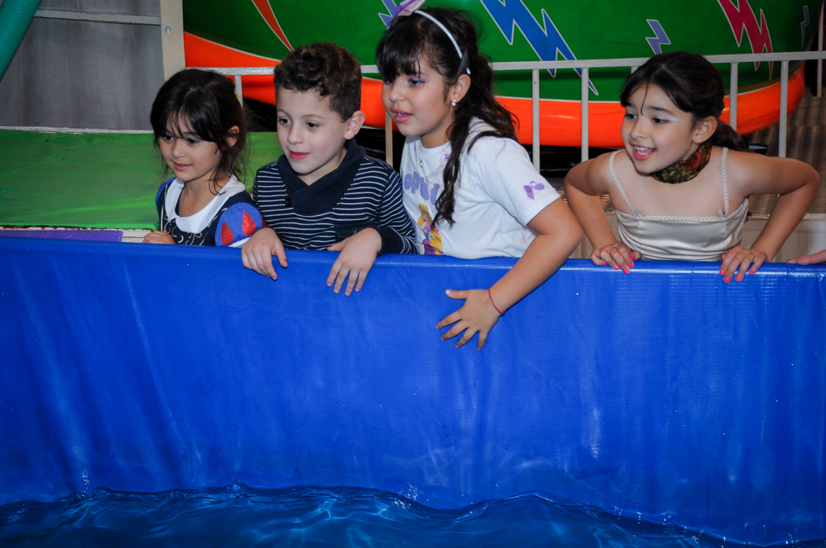 bagunça da criançada na festa de aniversário da sophia no Buffet Fábrica da Alegria Osasco, São Paulo