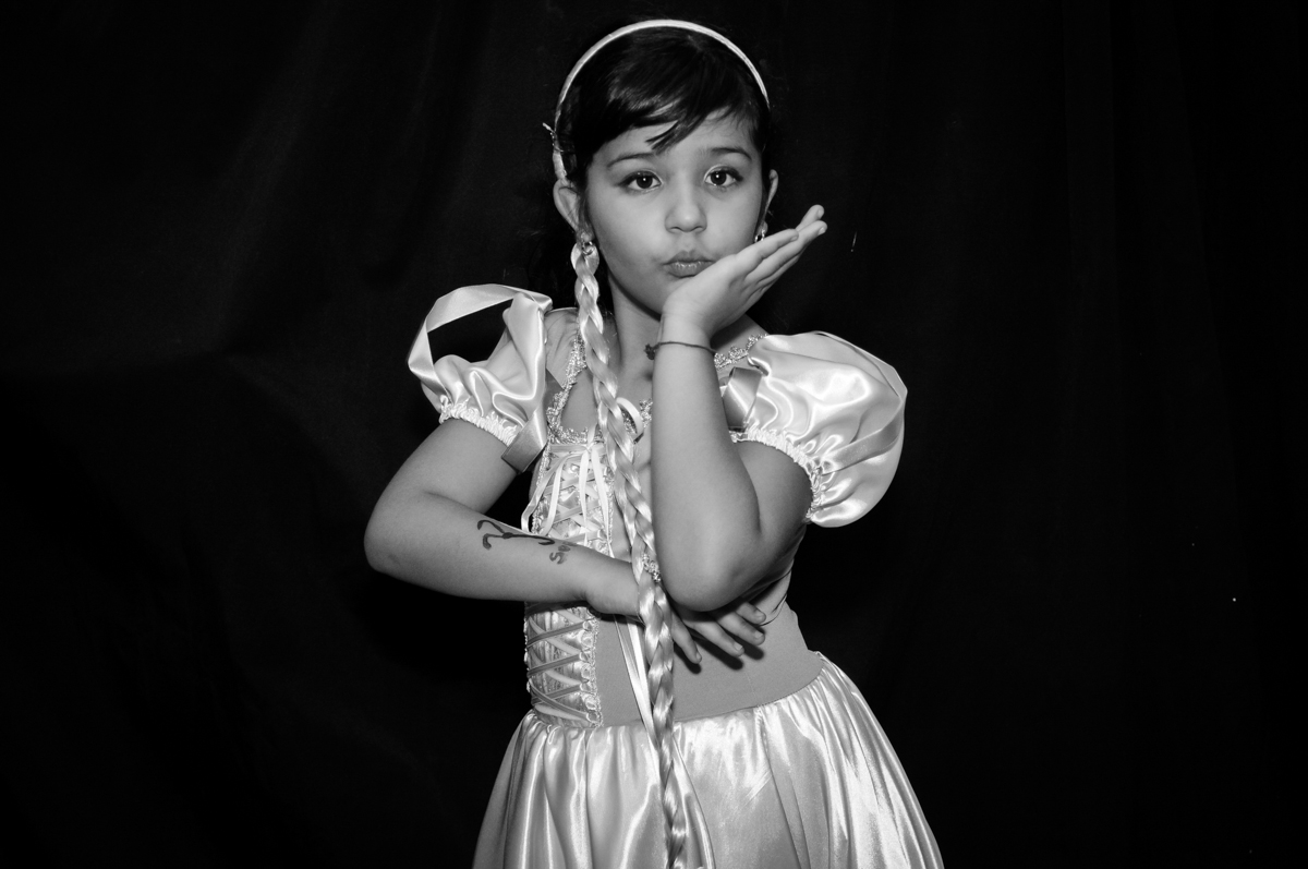 aniversariante vestida de rapunzel no Buffet Fábrica da Alegria Osasco, São Paulo