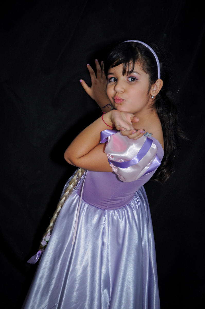 linda a sophia está vestida de rapunzel no Buffet Fábrica da Alegria Osasco, São Paulo