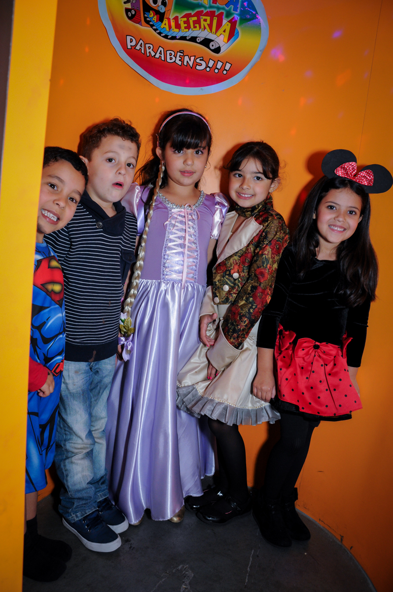foto das crianças na máquina do parabéns no Buffet Fábrica da Alegria Osasco, São Paulo