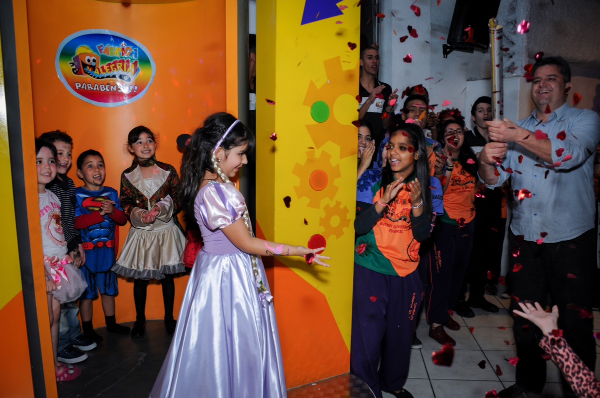 saída da aniversariante da máquina do parabéns no Buffet Fábrica da Alegria Osasco, São Paulo