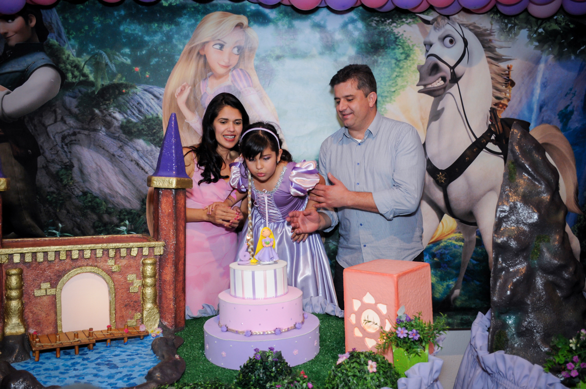 soprando a velinha do bolo de aniversário da sophia no Buffet Fábrica da Alegria Osasco, São Paulo