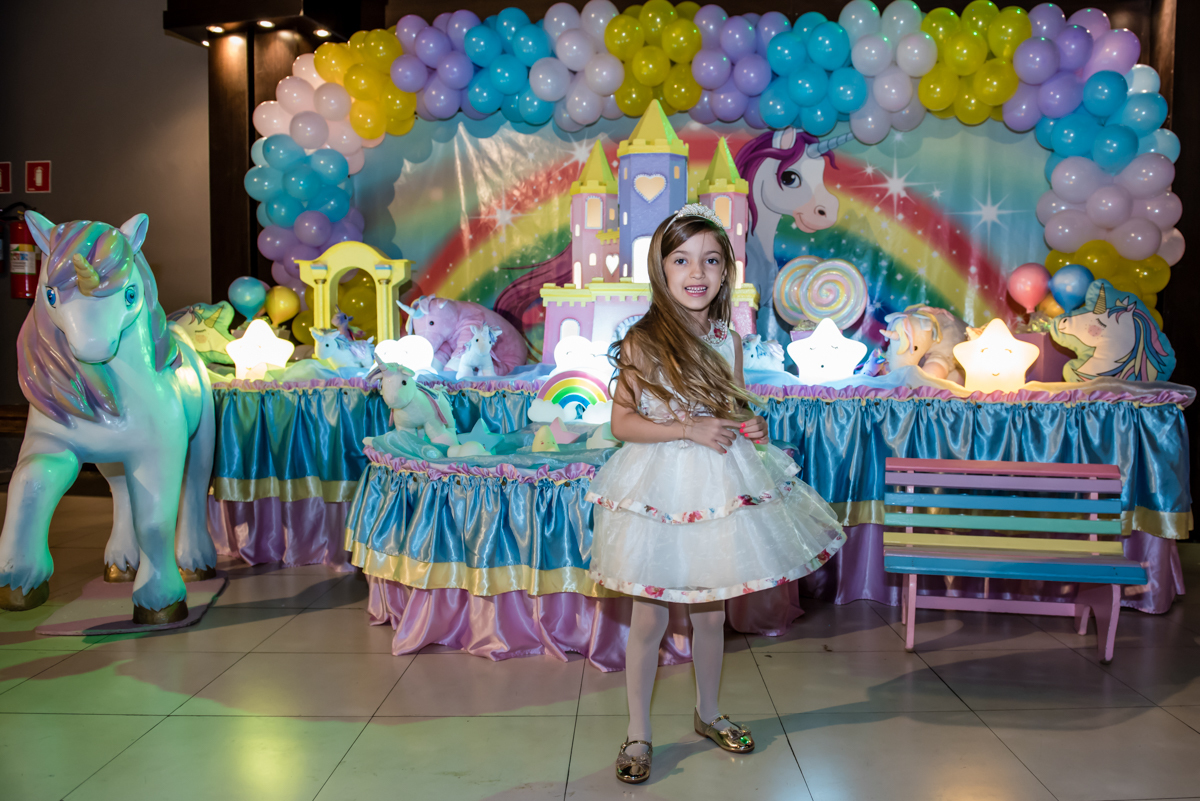 aniversariante se diverte ao posar para as fotos