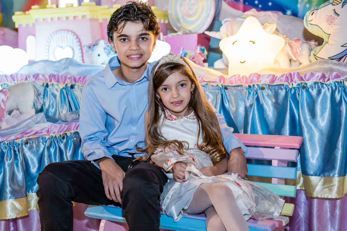 foto com o irmão na mesa temática