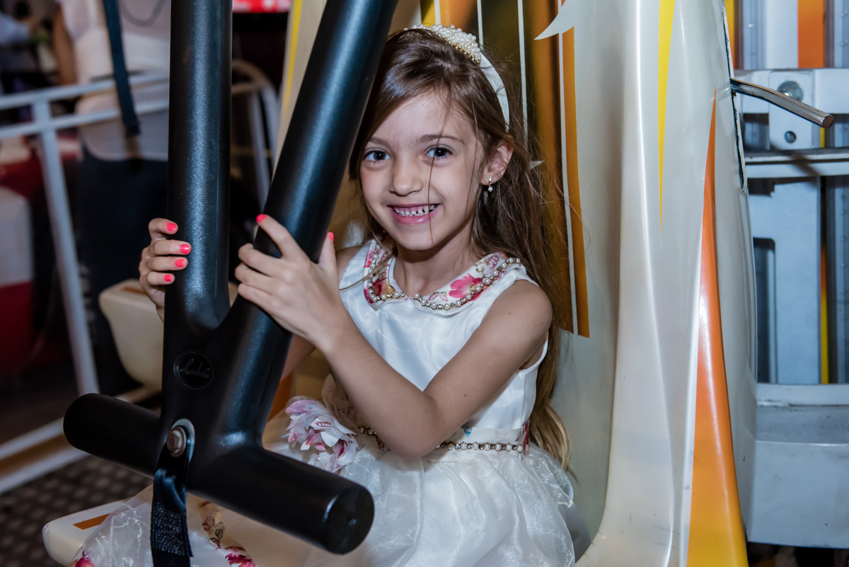 hora de se divertir no brinquedo elevador