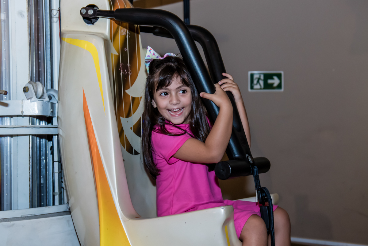 a amiga se diverte brincando muito com a aniversariante