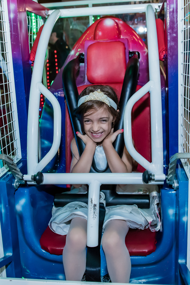 brincando muito descontraida e feliz