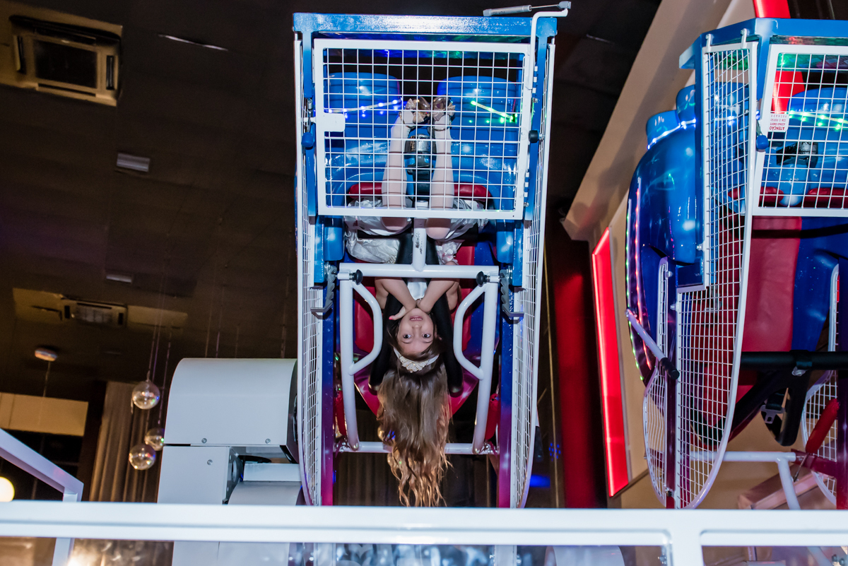 ficando de cabeça para baixo no brinquedo luping