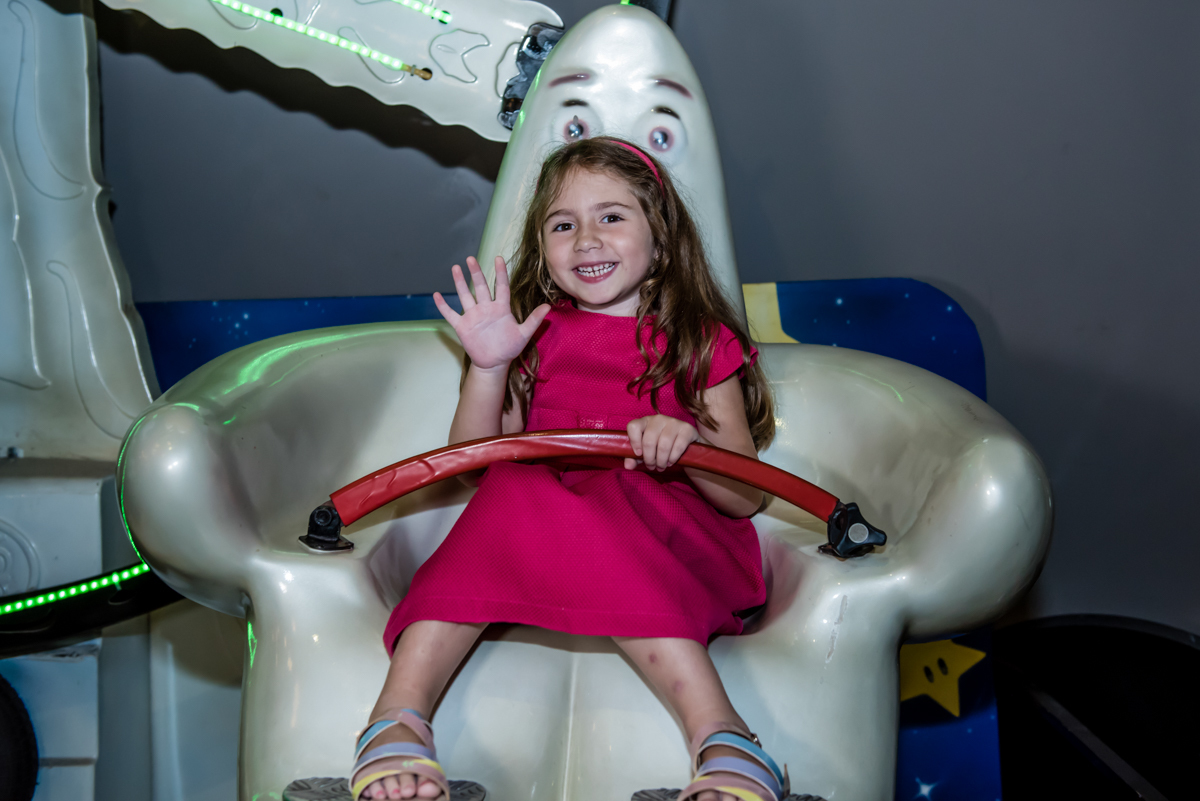 a amiga se diverte no brinquedo roda gigante