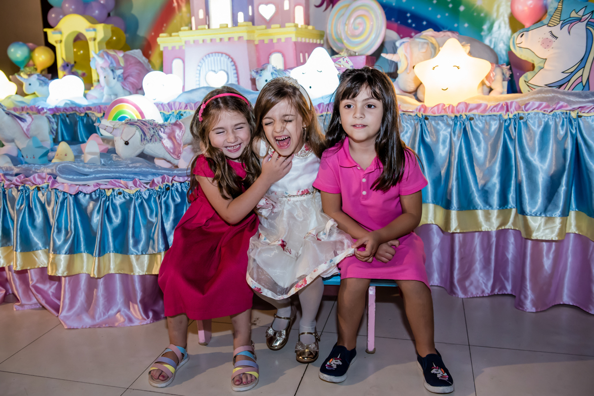 brincando e gargalhando com as amigas