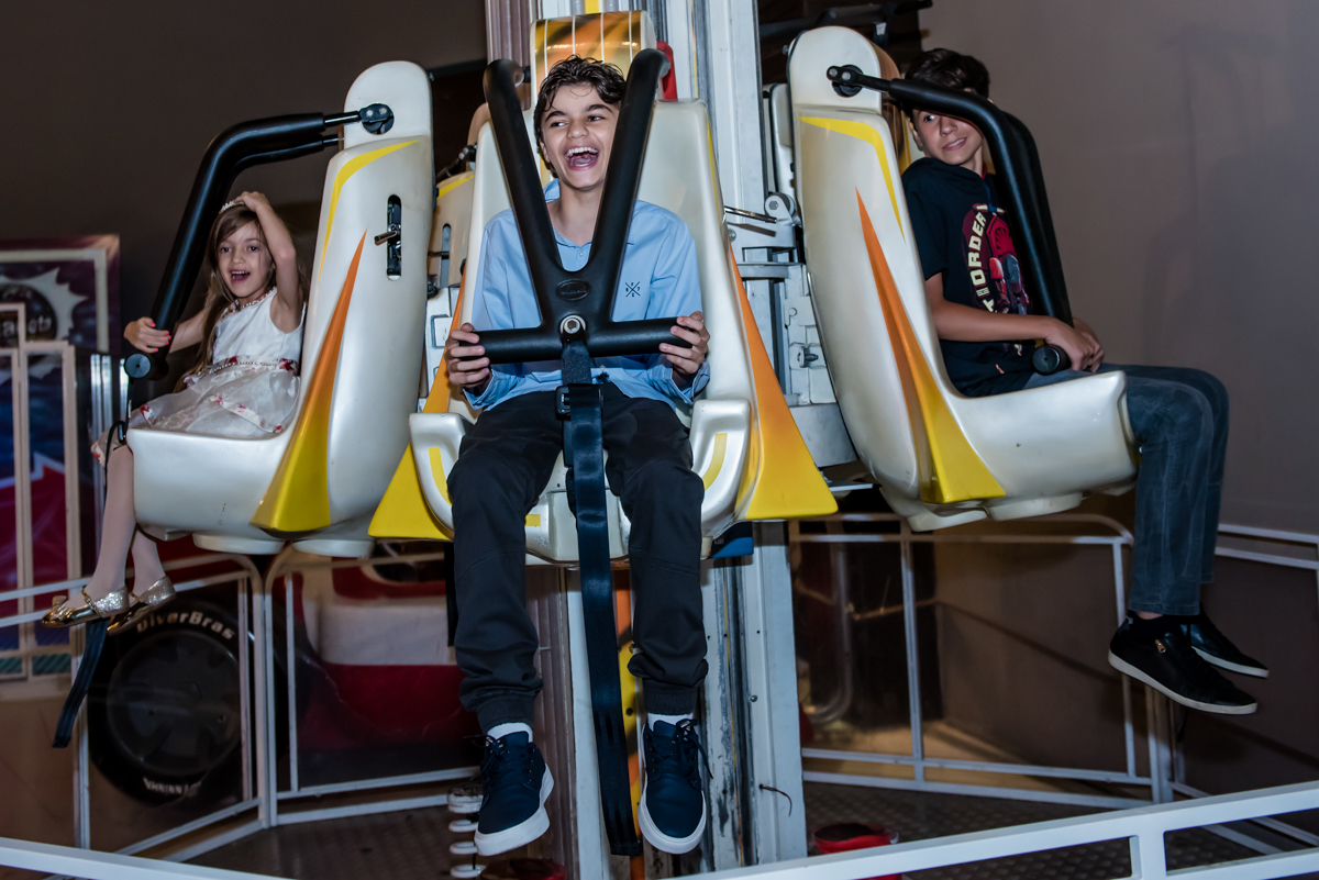 o irmão também se diverte no brinquedo elevador