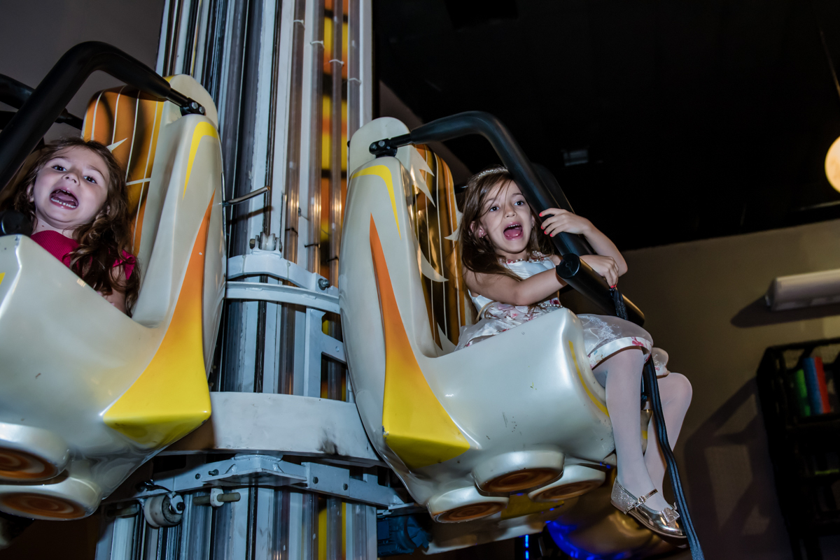 emoção a mil no sobe e desce do brinquedo elevador