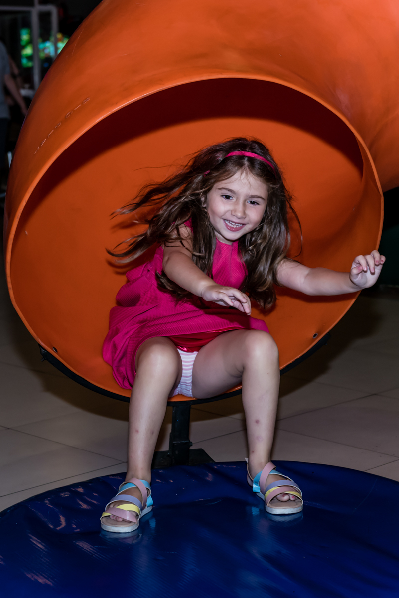 descida alucinante no escorregador do brinquedão