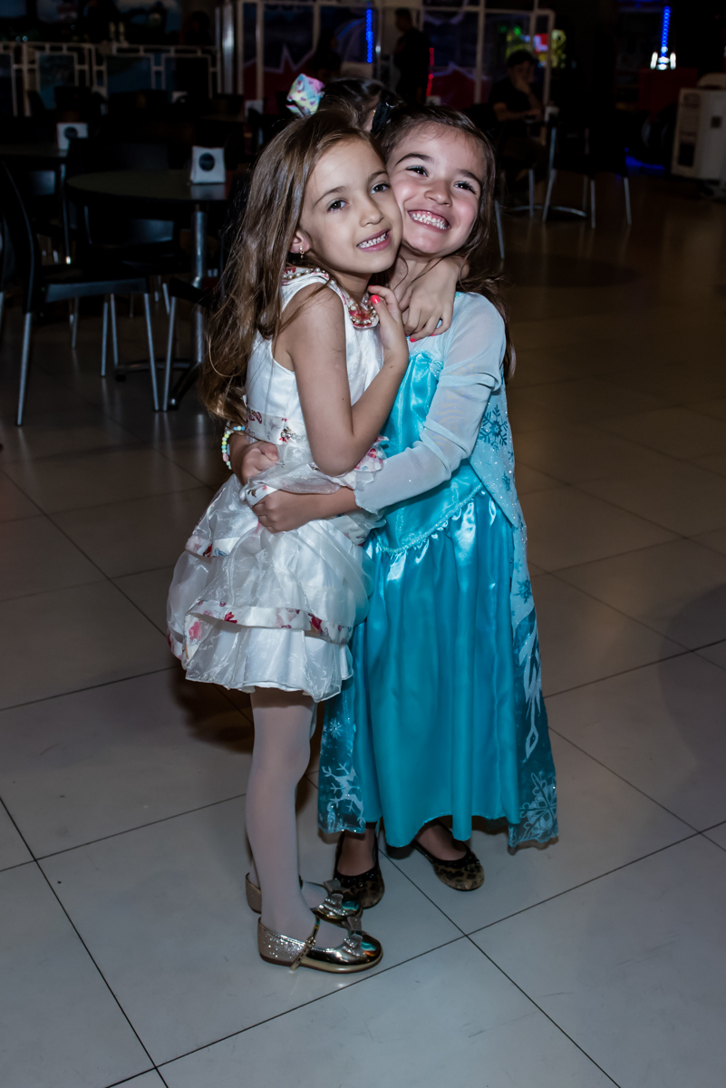 recebendo mais uma amiga para a sua festa