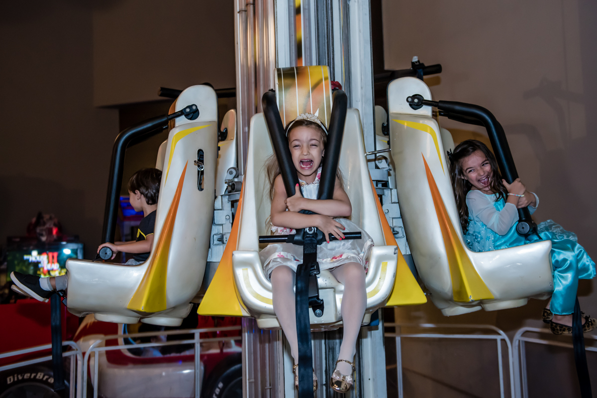 descida divertida do brinquedo elevador