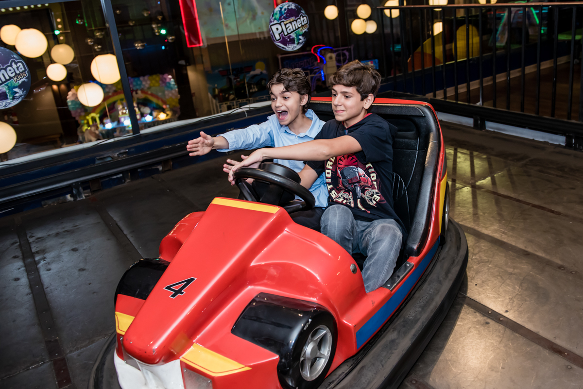 os amigos se divertem no carrinho de trombada