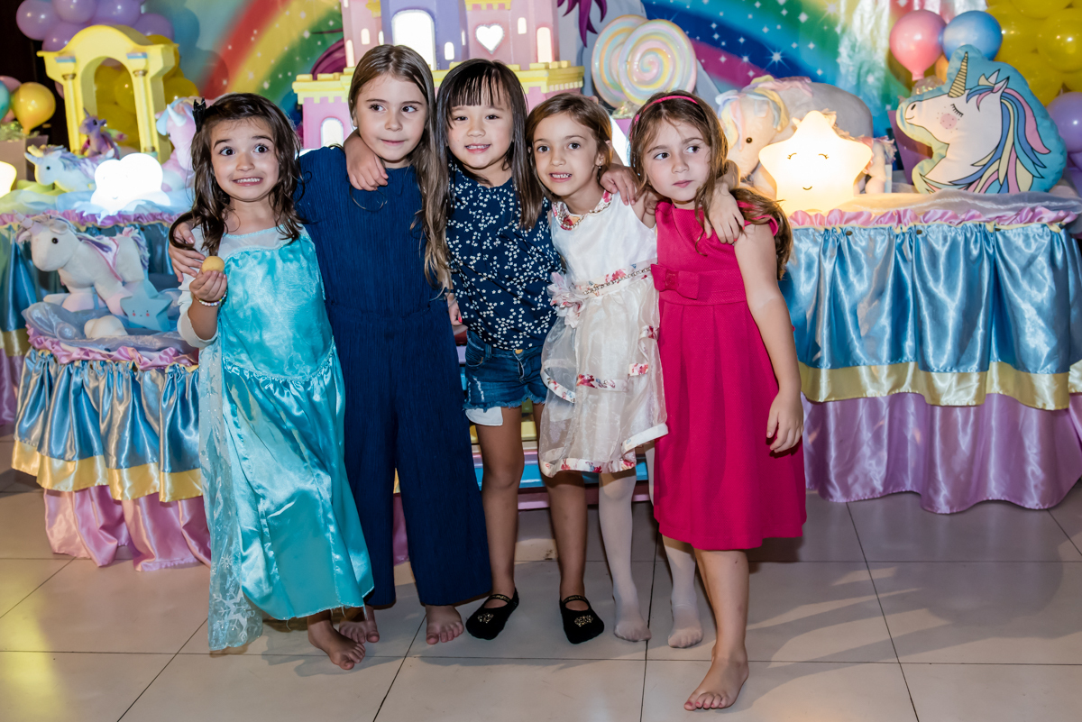 as amigas juntas são fotografadas para o álbum