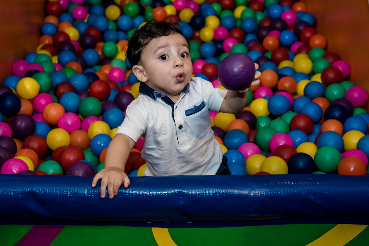 o amigo brinca muito na piscina de bolinhas
