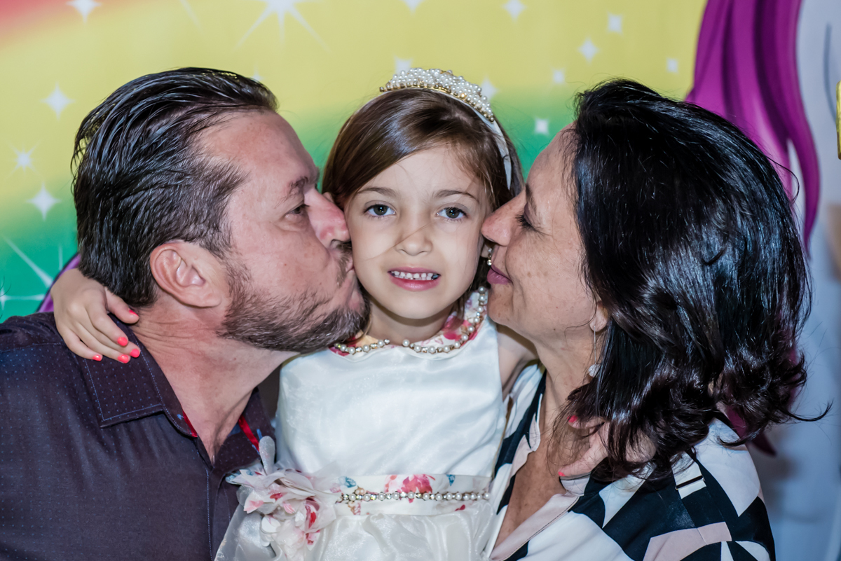 beijo sanduiche na aniversariante