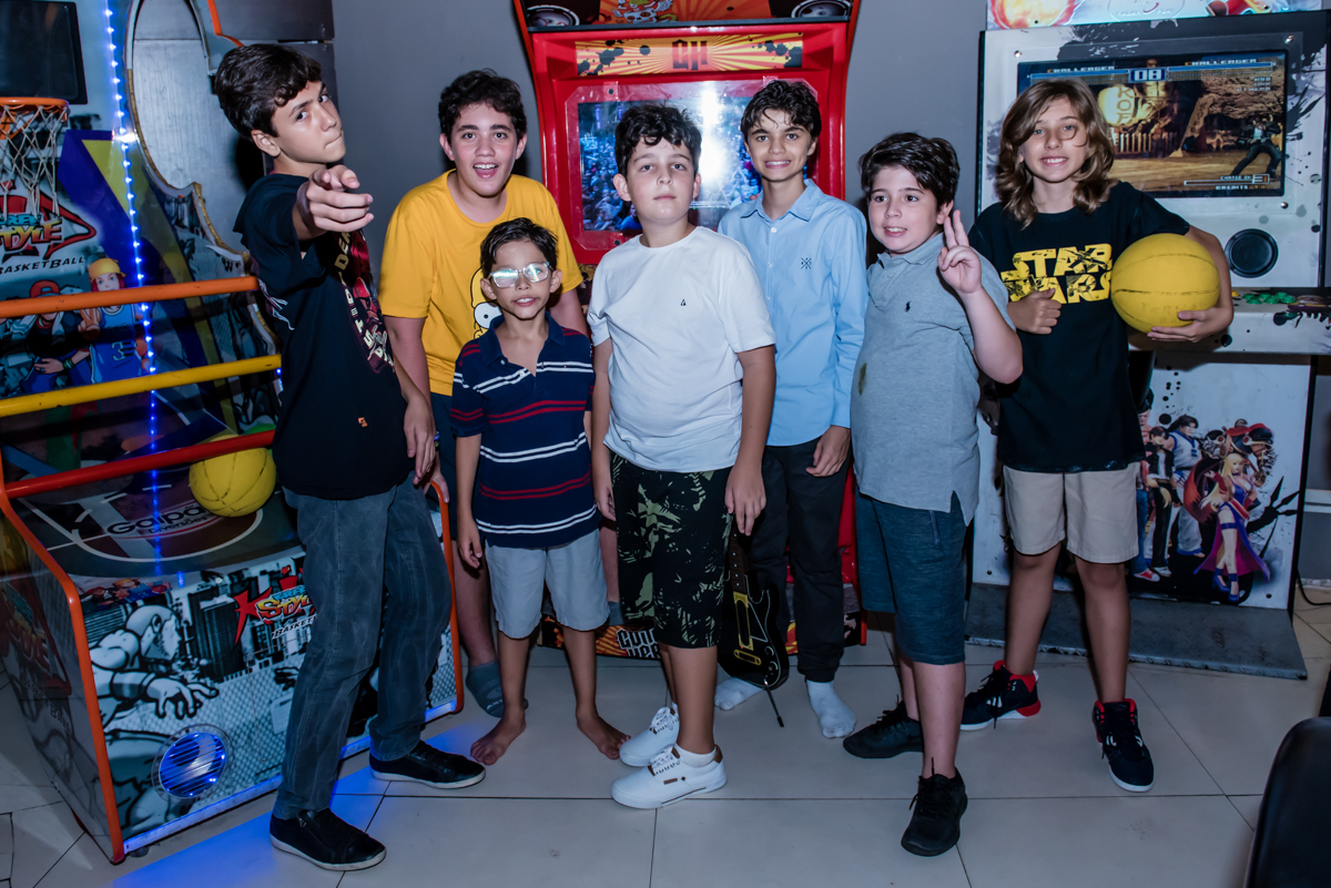 os meninos formando time de basquete bol