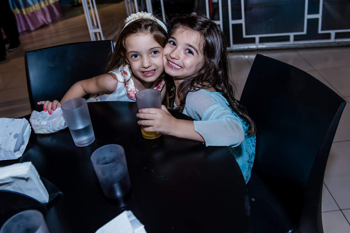 carinho da amiga para com gabriela