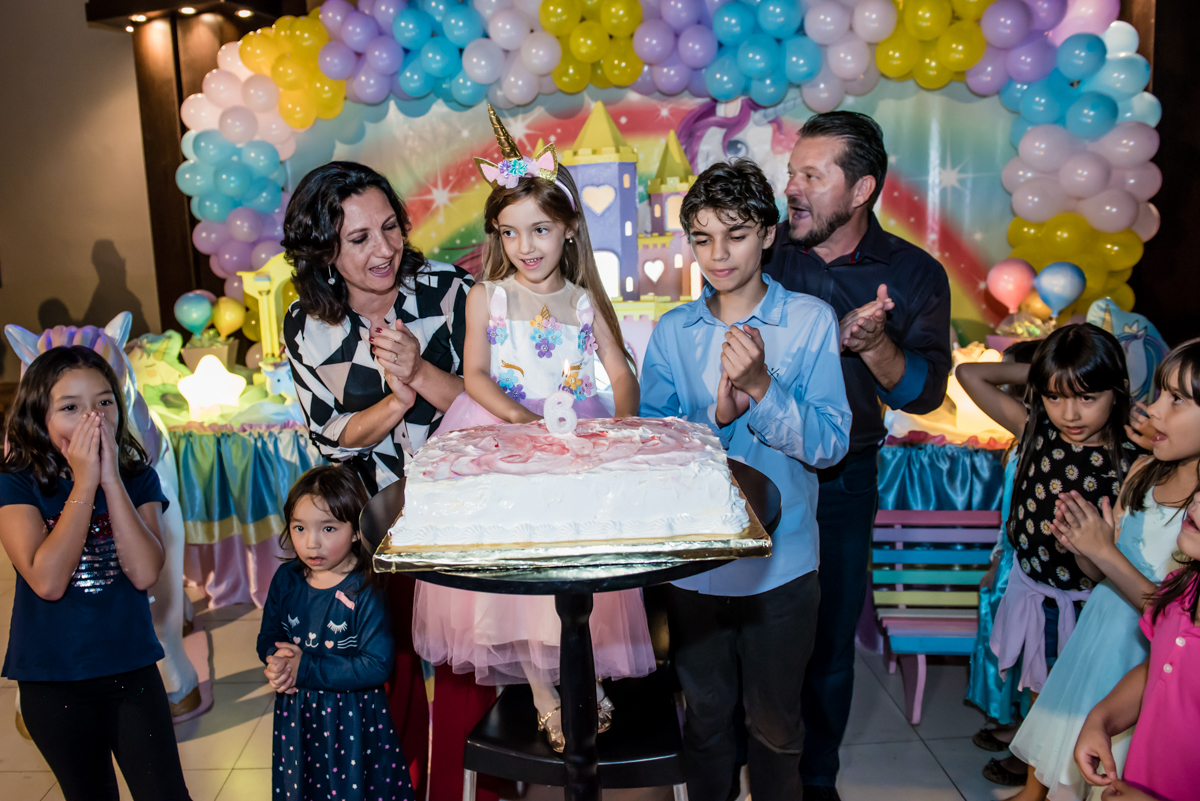 todos cantam parabéns divertido com os amigos e familiares