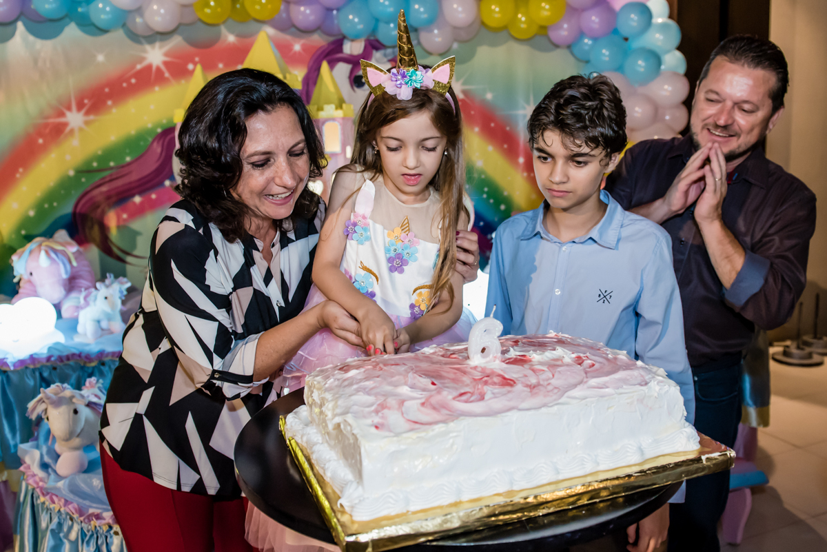 cortando o primeiro pedaço de bolo