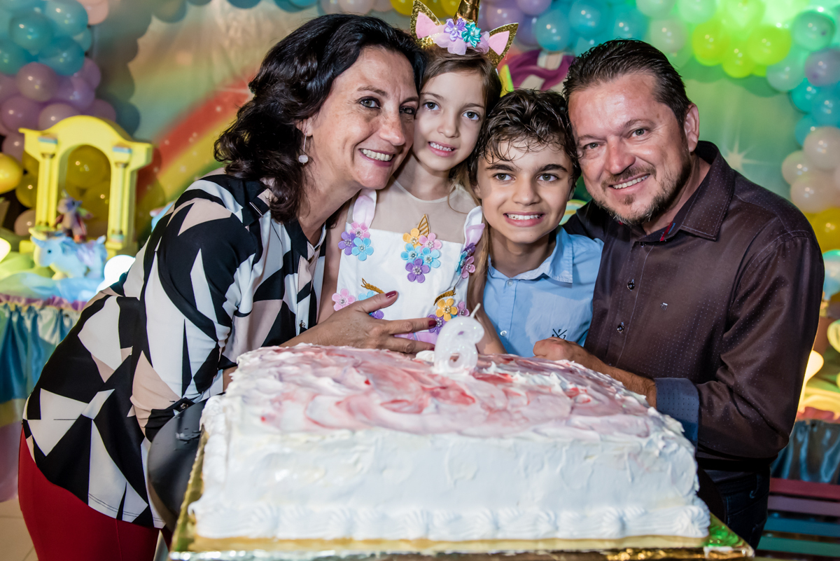 foto da família feliz na mesa do bolo