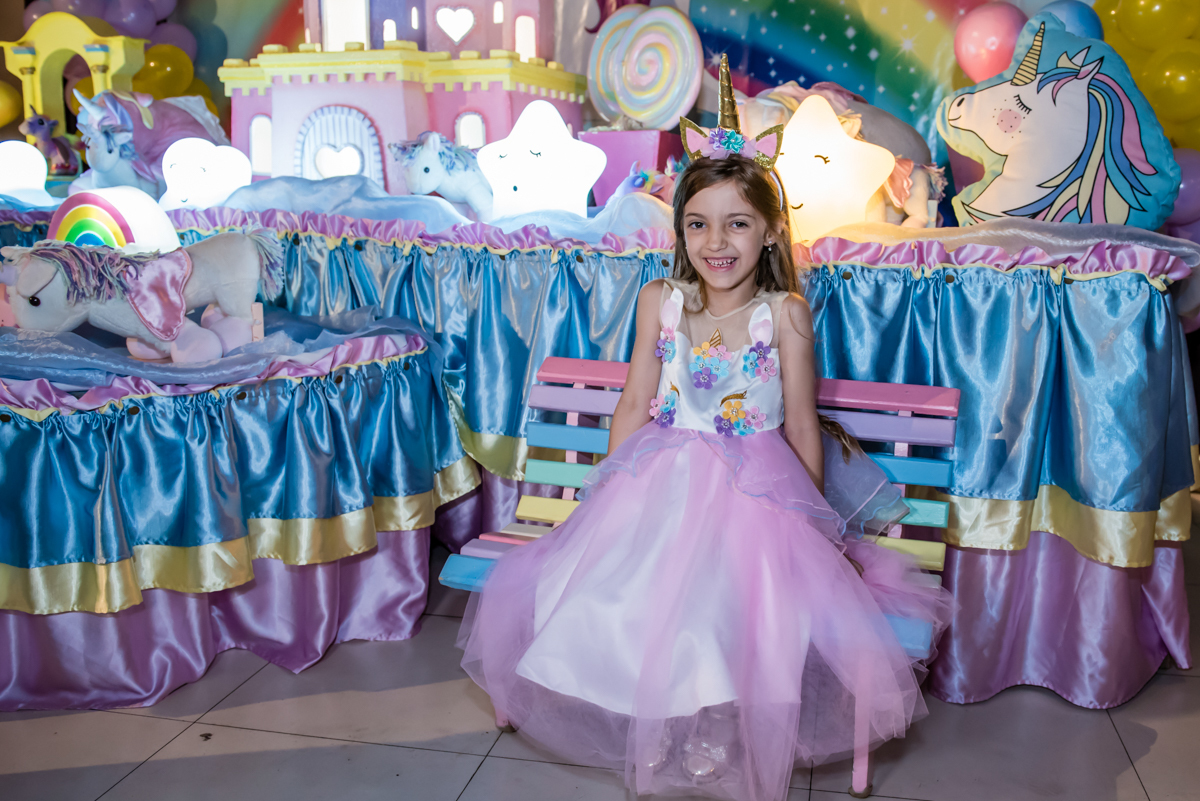final da festa linda vestida com o tema da festa unicornio