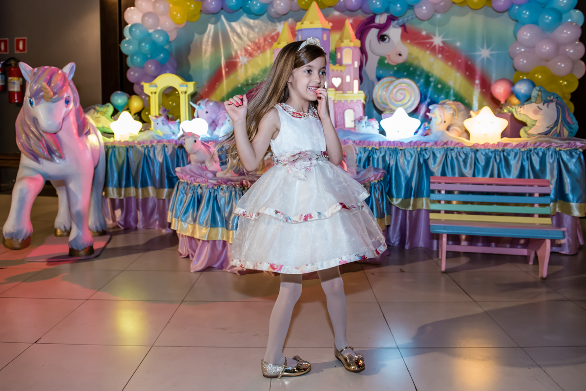 rodopiando em frente a mesa com seu lindo vestido